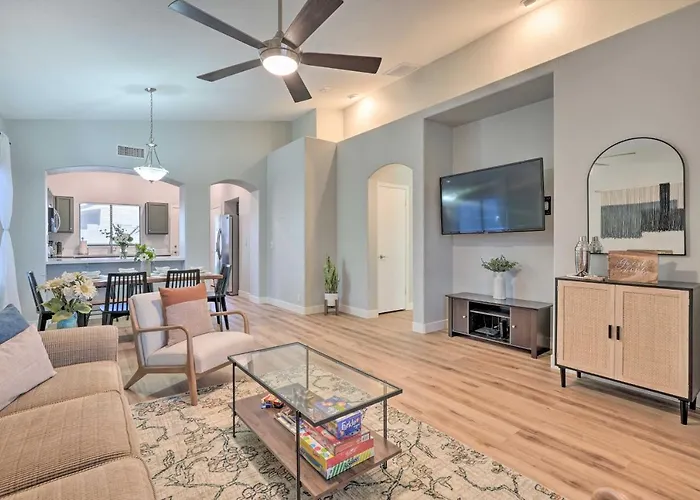 Holiday home Sunlit Gem W/ Yard: Hike, Golf & Explore! Peoria