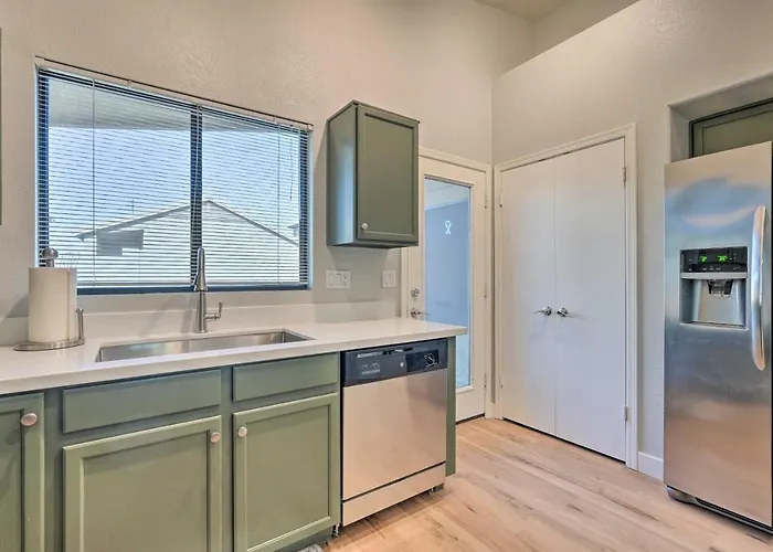 Holiday home Sunlit Gem W/ Yard: Hike, Golf & Explore! Peoria