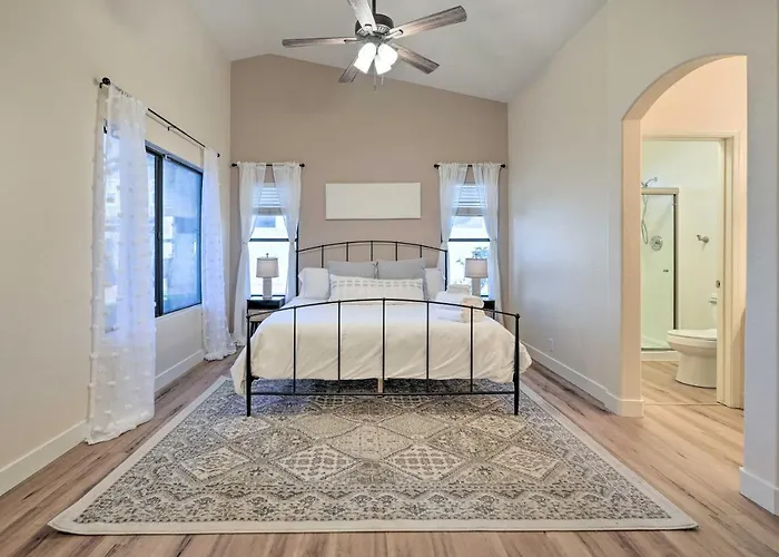 Sunlit Gem W/ Yard: Hike, Golf & Explore! * Peoria