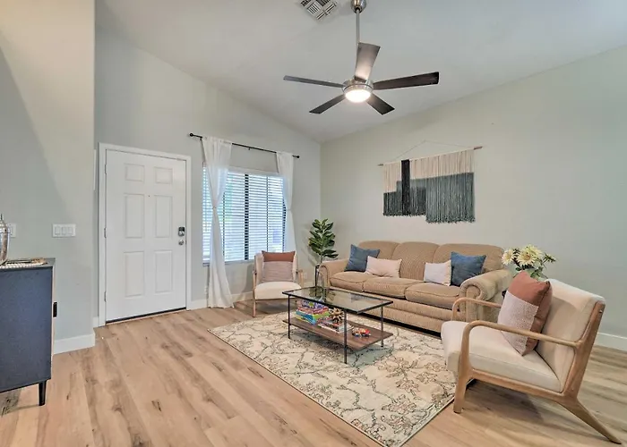 Holiday home Sunlit Gem W/ Yard: Hike, Golf & Explore! Peoria