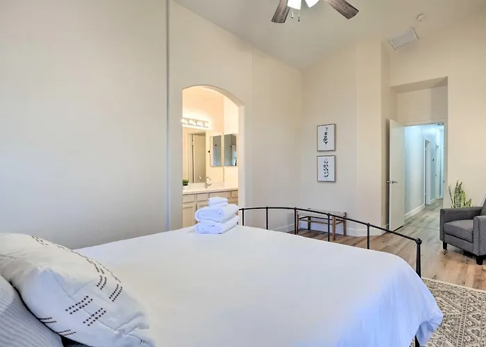 Holiday home Sunlit Gem W/ Yard: Hike, Golf & Explore!