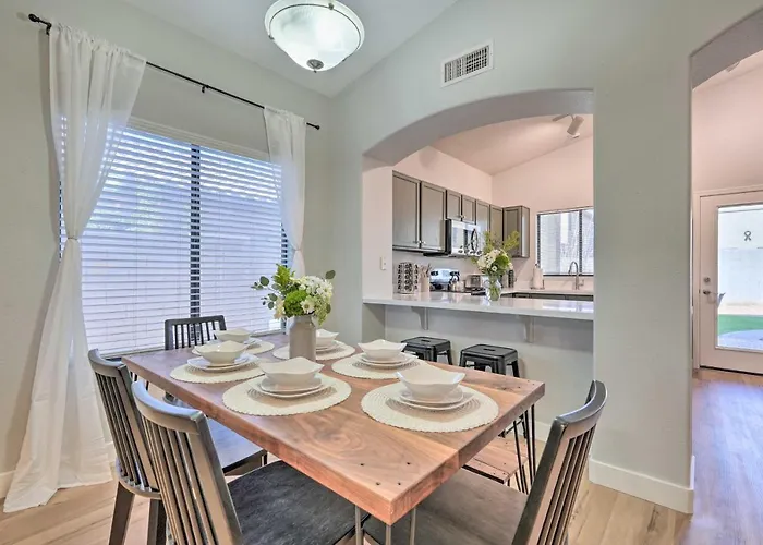 Sunlit Gem W/ Yard: Hike, Golf & Explore! Holiday home Peoria