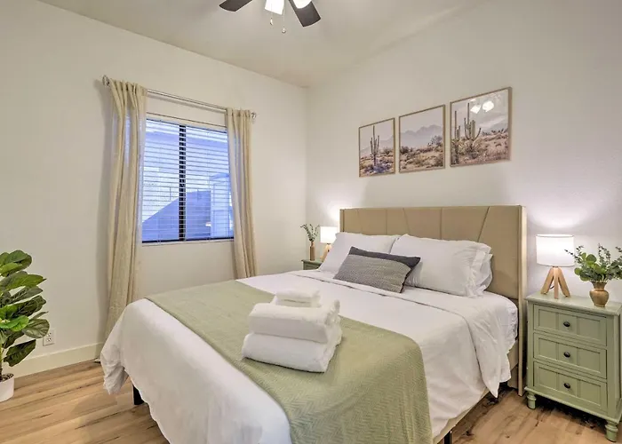 Holiday home Sunlit Gem W/ Yard: Hike, Golf & Explore! Peoria