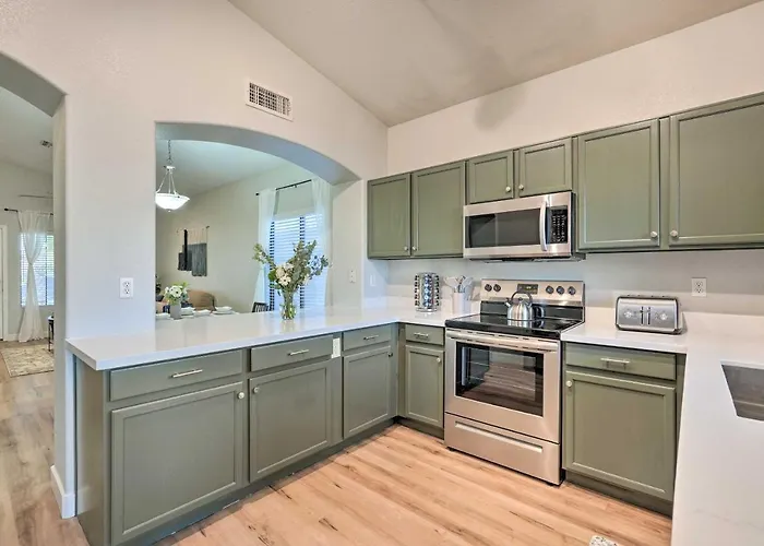 Sunlit Gem W/ Yard: Hike, Golf & Explore! Holiday home Peoria