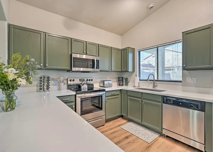 Sunlit Gem W/ Yard: Hike, Golf & Explore! Holiday home
